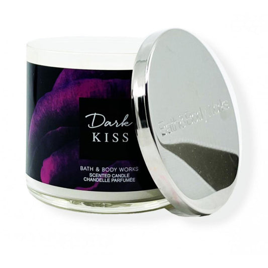 شمعة معطرة دارك كيس (Dark Kiss) ذات الثلاث فتائل من ماركة باث اند بودي وركس (Bath & Body Works).