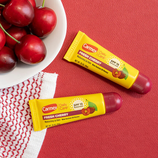 مرطب الشفاه كارمكس بالعناية اليومية ونكهة الكرز المنعش (Carmex Daily Care Fresh Cherry Moisturizing Lip Balm)، ويأتي في عبوات أنبوبية سعة 10 جرام.